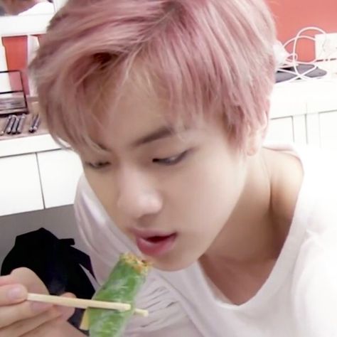 Jin Eating, Jin Pink, Hair Icon, Blood Sweat And Tears, Worldwide Handsome, I Love Bts, Light Hair, Bts Jin, Blackpink Jisoo