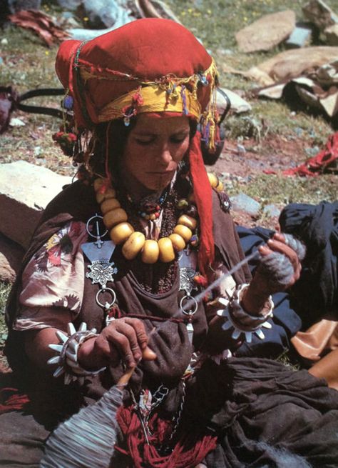 Africa | Ait Atta woman spinning. Morocco || ©photographer unknown Berber Jewelry, Northern Africa, Africa Art, Tangier, People Of The World, Traditional Costume, Libya, Atlas Mountains, Ethnic Jewelry