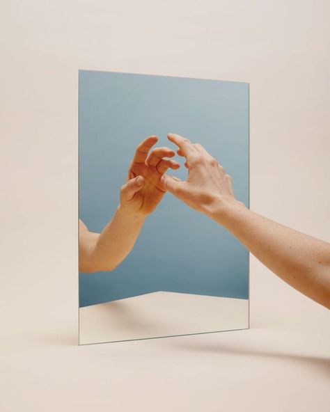 Hand Fotografie, Modern Gods, Beauty Fotografie, Mirror Photography, Hand Photography, Growing Pains, Reflection Photography, Kunst Inspiration, Photographie Inspo