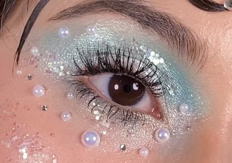 Mermaid Makeup Pearls, Crazy Cool Makeup, Blue Pearl Makeup, Water Makeup Looks, Jellyfish Makeup, Mat Gala, Mermaid Halloween Makeup, Siren Halloween, Ariel Makeup