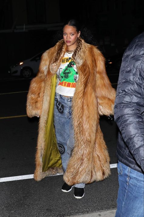 Rihanna Winter Outfits, Fur Coat Outfits, Fenty Clothing, Rihanna Fashion, Digital Identity, Rihanna Outfits, Fashion Queen, Rihanna Style, Cold Weather Fashion