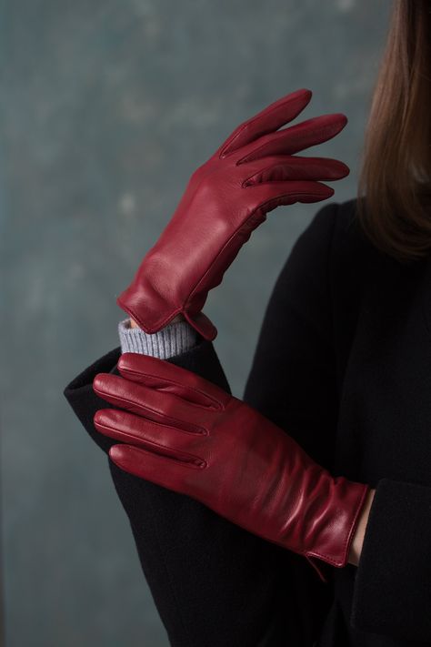 Leather Gloves Women Aesthetic, Red Leather Gloves Outfit, Hand Gloves Aesthetic, Gloves Outfit Winter, Red Gloves Outfit, Leather Gloves Aesthetic, Leather Gloves Outfit, Leather Gloves Ladies, Gloves Aesthetic