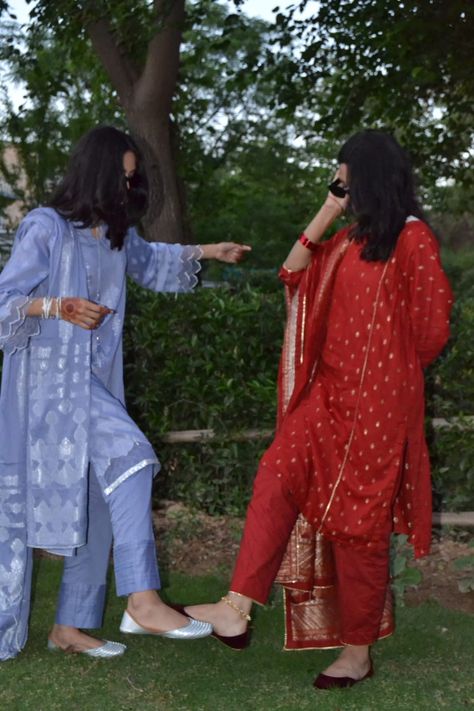 Faceless Poses, Pakistan Aesthetic, Traditional Poses, Eid Photoshoot Ideas, Pakistani Aesthetic, Eid Pics, Indie Fits, Diwali Pictures, Desi Love