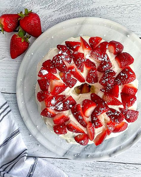 LAUREN↠ Macro-Friendly Recipes on Instagram: “Strawberry Protein Angel Food Cake 👼🏼🍰🍓 If you peep really closely you can see the strawberry I dropped in the middle and couldn’t get out…” Lauren Fit Foodie, Strawberry Angel Food Cake, Low Fat Desserts, Sugar Free Cheesecake, Strawberry Protein, Protein Cake, Macro Friendly Recipes, Fit Foodie, Angel Food Cake