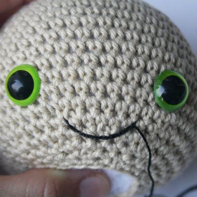 How to stitch a mouth to your amigurumi doll? Amigurumi Tips, Amigurumi For Beginners, How To Stitch, Crochet Doll Tutorial, Crochet Eyes, Crochet Dolls Free Patterns, Amigurumi Animals, Trendy Crochet, Crochet Instructions