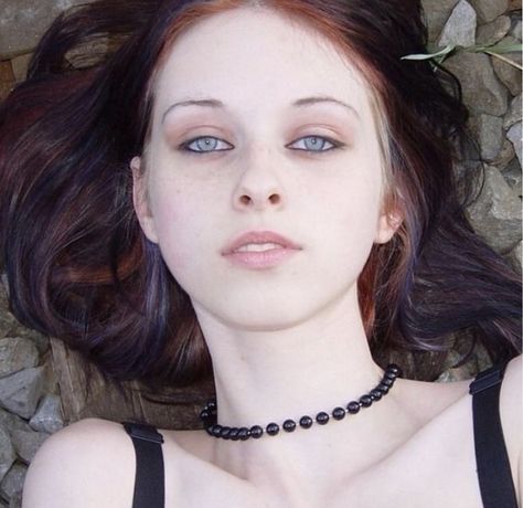 Liz Vicious, Around The Fur, Y2k Pfp, Punk Pins, Pretty Makeup Looks, Magic Women, Angel Face, Emo Girls, Grunge Hair