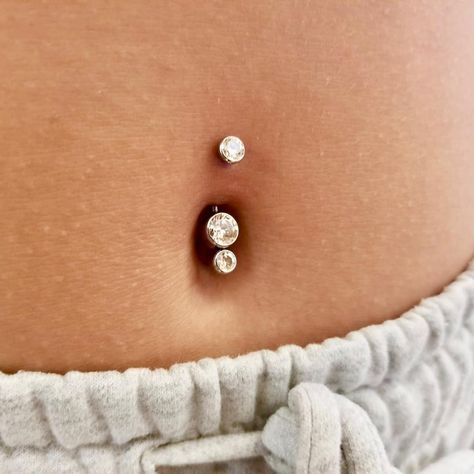 A fresh navel piercing done by @tyrannobexx using jewelry by @leroifinejewelry ✨  Fun fact, fall/winter is actually a great time to get a navel piercing because it is more likely to be fully healed by spring/summer!  Plan ahead and treat yourself to a piercing this fall! Walk-in piercings are always welcome at @pierced.conceptstore 🍂🌤 . . . . #pierced #newmarket #safepiercing #navelpiercing #saynotopiercingguns #professionalpiercer Pirsing Stomach, Outie Belly Button, Piercing Snake, Belly Button Piercing Cute, Least Painful Piercings, Stomach Piercings, Snake Eyes Piercing, Belly Button Piercings, Piercing Belly Button