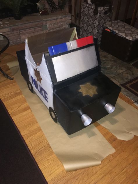 Police car out of Cardboard boxes. Cardboard Box Car, Police Party, Police Birthday, Cardboard Car, Car Wheels Diy, Wheel Craft, Police Car, Theme Birthday, Box Car