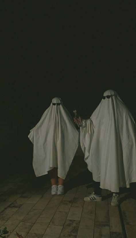 halloween costume Halloween Costumes Goste, Funny Ghost Halloween Costumes, Scary Halloween Costume Aesthetic, Ghosts Costumes Aesthetic, Ghost Halloween Costume Aesthetic, Couple Ghost Costume, Scary Halloween Costume Couples, Ghost With Sunglasses Costume, Cool Ghost Costume