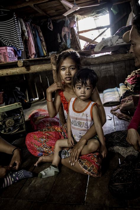 "Entertainment" worker with her child in their hut in slums district of Phnom Penh. | Flickr - Photo Sharing! Poverty Photography, The Slums, Photojournalism Photography, Narrative Photography, Batik Sarong, Poor Family, Painting Competition, Filipino Culture, National Theatre