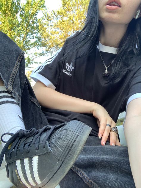 Adidas Shoes Outfit, Looks Adidas, Adidas Outfit Women, Diy Vetement, Adidas Vintage, Adidas Originals Women, New Rock, Adidas Outfit