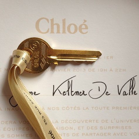 INVITATION DEFILER Chloé Fashion Show Invitation Card, Fashion Invitation, Luxury Paper Bag, Show Invitation, Fashion Show Invitation, Invitation Layout, Creative Invitations, Luxury Invitation, Membership Card