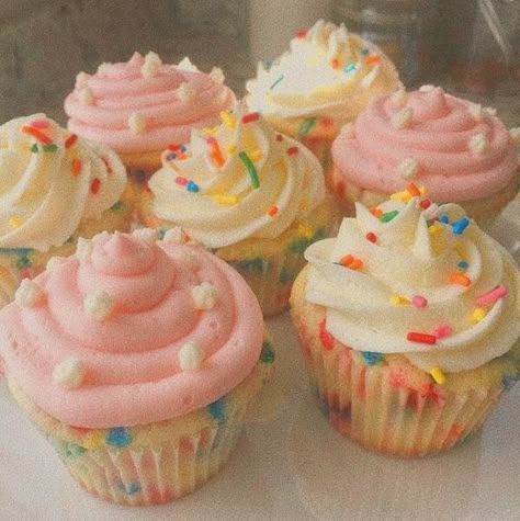 Cupcake Astetic, Pink Aesthetic Cupcakes, Funfetti Cupcakes Aesthetic, Aesthetic Sweets, Pretty Food Desserts, Cute Baking Aesthetic, Cute Desserts Aesthetic, Cupcake Decor, Cute Cupcakes Aesthetic