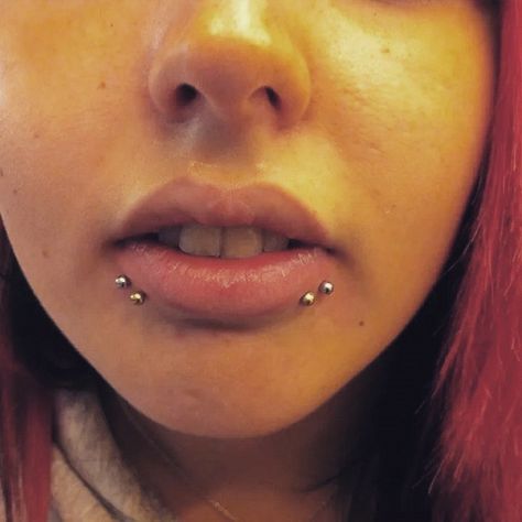 Snake Pricing, Shark Bites Piercing Lips, Sharkbite Piercing, Double Lip Piercing, Shark Bites Piercing, Lip Stud Piercing, Spider Bites Piercing, Piercings Corps, Snake Bites Piercing