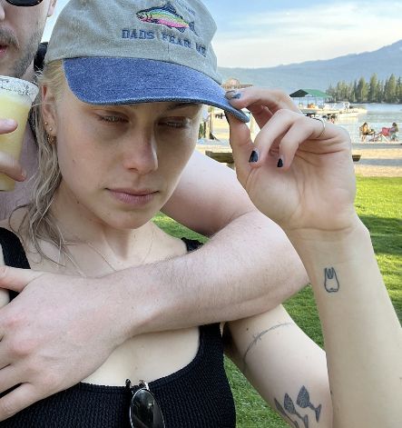 Phoebe Bridgers Barbed Wire Tattoo, Phoebe Bridgers Tooth Tattoo, Phoebe Bridgers Tattoos She Has, Boygenius Teeth Tattoo, Know It’s For The Better Phoebe Tattoo, Phoebe Bridgers Inspired Tattoo, Boygenius Tooth Tattoo, Boygenius Tattoo Ideas, Phoebe Bridgers Style