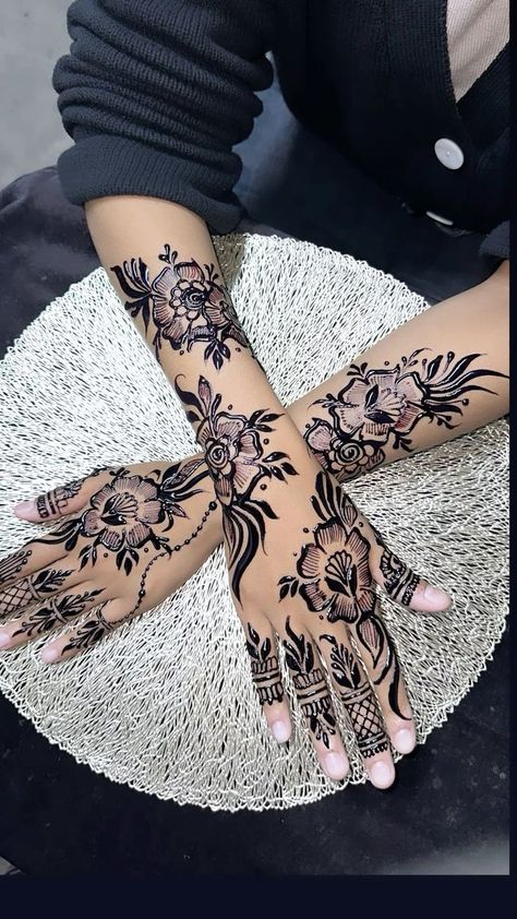 Bridal Henna Somali, Graduation Henna Designs, Henna Designs Traditional Indian Style, Henna Somali Design, Somali Bridal Henna, Black Henna Designs Arabic, Sudanese Henna Designs, Somali Henna Designs, Henna Designs Somali