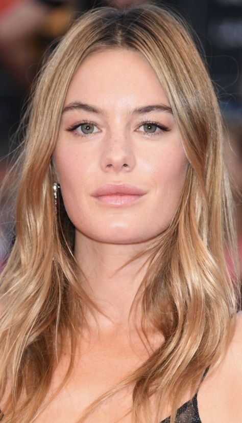 Camille Rowe Hair Color, Camille Rowe Makeup, Camille Rowe Haircut, Quiet Luxury Makeup, Soft Autumn Hair Color Blonde, Soft Autumn Blonde, Soft Autumn Blonde Hair, Camille Rowe Hair, Soft Autumn Hair