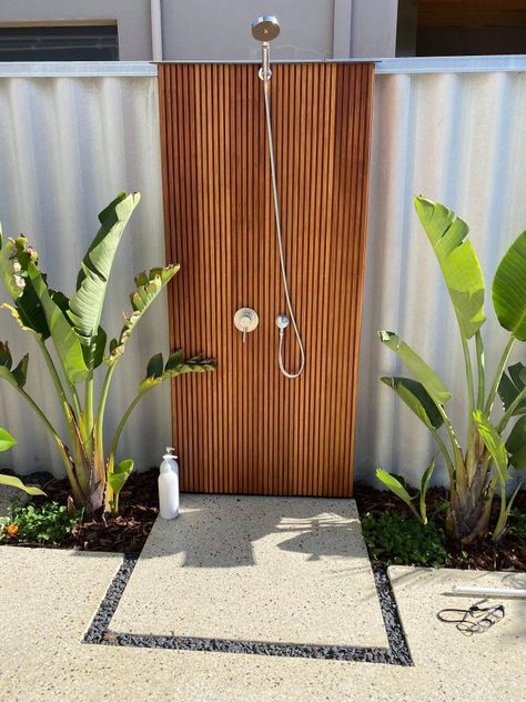 𝒫𝒾𝓃: 𝑔𝑜𝓁𝒹𝓈𝒽𝑜𝓇𝓉𝓎 💌 Outside Showers, Bamboo Outdoor, Outdoor Shower Diy, Outdoor Bathroom Design, Pool Shower, Garden Shower, Small Pool Design, Patio Garden Design, Outdoor Bathrooms