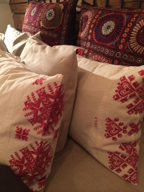 Linnen Pillows, Folk Pillow, Swedish Embroidery, Redwork Embroidery, Linens And Lace, Embroidered Linen, Swedish Design, Embroidered Pillow, Embroidery Inspiration