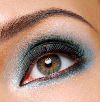 how to chose eye makeup colors Trucco Smokey Eye, Blue Smokey Eye, Dark Eye Makeup, Eyeshadow Tips, Makeup Tip, Applying Eye Makeup, Makeup For Hazel Eyes, Best Eyeshadow, Beauty Make-up