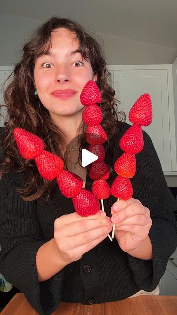 Carolina Gelen on Instagram: "CHOCOLATE TANGHULU > CHOCOLATE COVERED STRAWBERRIES - ditch the chocolate covered strawberries this Galentine’s and make these crunchy, sugar coated strawberries instead. Recipe link here: https://carolinagelen.com/chocolate-tanghulu/ #tanghulu #strawberry #strawberries #chocolatecoveredstrawberries #chocolate #cooking #dessert #asmr #desserts rt" Chocolate Tanghulu, Chocolate Strawberry Cups, Chocolate Covered Strawberries In A Cup, Chocolate Covered Fruit Ideas, Sugar Coated Strawberries, Fruit Skewers Ideas, Cute Chocolate Covered Strawberries, Dipped Strawberry Ideas, Strawberry Skewers