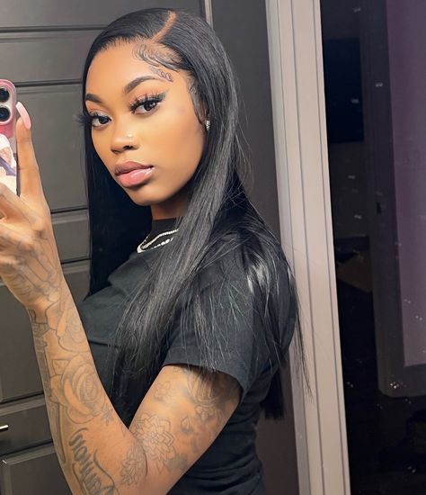 Selfie of rapper Asian Doll (Misharron Jermeisha Allen). King Von Rapper Aesthetic, King Von, Cheerleading Hairstyles, Graphic Design Images, Doll Aesthetic, Michael Myers Halloween, Asian Doll, Dope Hairstyles, Michael Myers