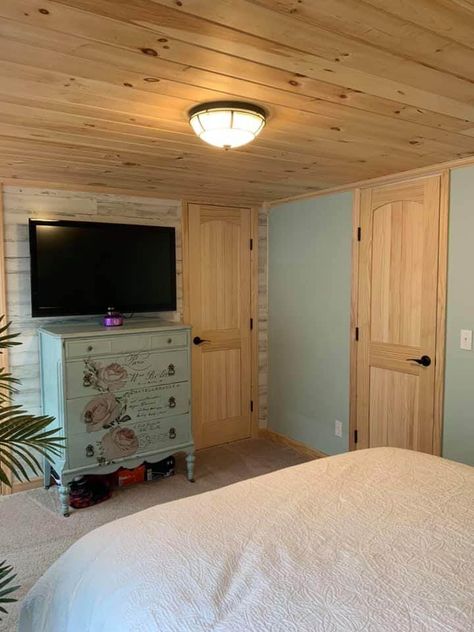 Mobile Home Bedroom Ideas Single Wide, Trailer Remodel Single Wide, Single Wide Trailer Remodel, Single Wide Remodel, Trailer Redo, New York Bedroom, Mobile Home Makeovers, Mobile Home Renovations, Single Wide Mobile Homes