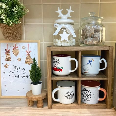 Diy Christmas Fireplace, Hygge Interior, Market Day Ideas, Coffee Mug Display, Tiny Kitchen Design, Kitchen Countertop Decor, Room Organisation, Kitchen Addition, Countertop Decor