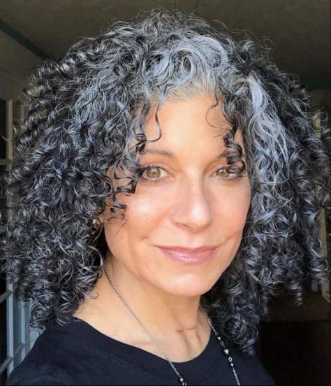 8 Tips for Women with Gray Curly Hair to Embrace Its Natural Color and Texture Brown Hair Pictures, Wavy Haircut, Gray Blending, Dark Curly Hair, Grey Curly Hair, Hair Diffuser, Gray Hair Growing Out, Transition To Gray Hair, Blending Gray Hair