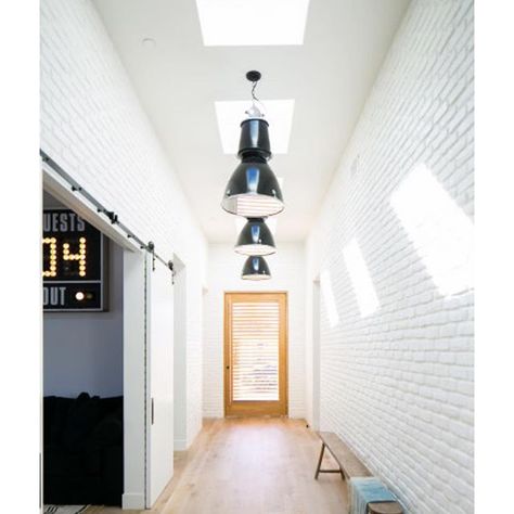 White exposed brick + Industrial details in hallway White Brick Bathroom, Painted Brick Interior, Cali House, Brick Bathroom, Painted Brick Walls, Interior Brick, White Brick Wall, Brick Interior Wall, California Outdoor