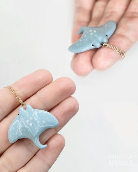 Manta Ray Clay Sculpture, Clay Animal Necklace, Clay Stingray Tutorial, Manta Ray Earrings, Clay Manta Ray, Polymer Clay Stingray, Polymer Clay Earrings With Charms, Polymer Clay Cute Charms, Polymer Clay Animal Earrings