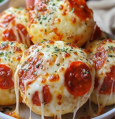 Easy Pizza Bombs Recipe Pizza Bombshell, Pizza Bomb, Pizza Ball, Vegetable Sticks, Pizza Fries, Sausage Spaghetti, Whole Wheat Pizza, Bombe Recipe, Pizza Bites