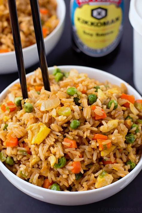 Takeout Fried Rice, Yakimeshi Recipe, Takeout Recipes, Rice Peas, Chicken Fried Rice Recipe, Better Than Takeout, Arroz Frito, Chicken Fried Rice, Fried Rice Recipe