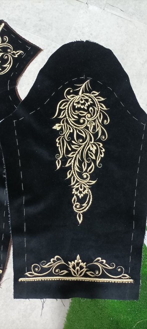 Motif Bordir, Velvet Embroidery, Designer Clothes For Men, Machine Embroidery, Embroidery Designs, Velvet, Couture, Mens Outfits, Embroidery