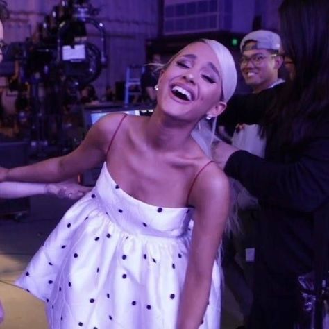 Arianas bts video part 3 Ariana Laughing, Ariana Grande Laughing, Sam & Cat, Ariana Grande Cute, Ariana Grande Photos, Ariana Grande Pictures, Ariana G, Cat Valentine, Dangerous Woman