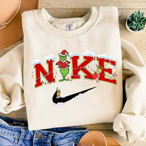 Vintage Grinch, Nike Christmas, Christmas Sweatshirt Ideas, Cute Christmas Outfits, Preppy Christmas, Christmas Grinch, Cute Shirt Designs, School Looks, Grinch Christmas