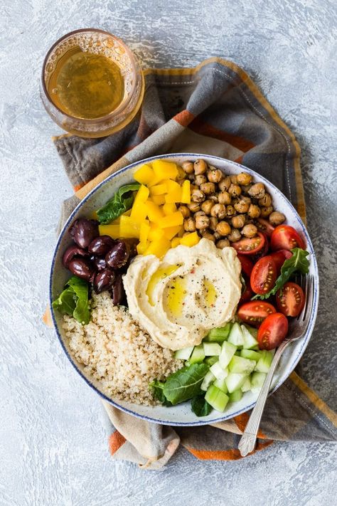 This easy Mediterranean Buddha Bowl is full of colorful veggies, nutritious quinoa, and roasted chickpeas. Top with hummus for an epic power lunch! Greek Budda Bowls, Hummus Bowl Vegan, Brisket Bowl, Buda Bowl, Colorful Meals, Glow Bowl, Dinner Healthy Recipes, Macro Bowl, Bliss Bowls