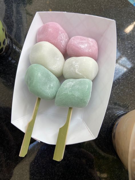 Mochi On A Stick, Aesthetic Mochi, Korean Mochi, Makanan Aesthetic, Kreative Snacks, Japan Candy, Asian Snacks, Läcker Mat, Yummy Comfort Food