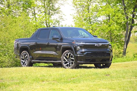 Chevrolet-Silverado-EV-RST-2024-31 2024 Chevy Silverado Ev, 2024 Chevy Silverado, Electric Truck, Chevrolet Trucks, Utility Vehicles, Chevy Silverado, Car Review, Gal Gadot, Chevy Trucks