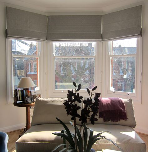 Geometric patterned roman blinds in a bay window. Could work in the bedroom bay window - blinds attached above the architrave and covering the width of each bay, rather than only the window Modern Bay Window, Roman Blinds Living Room, Kitchen Window Dressing, Bedroom Curtains With Blinds, Bay Window Bedroom, Bay Window Blinds, Bay Window Treatments, Bedroom Bay Window, Bay Window Living Room