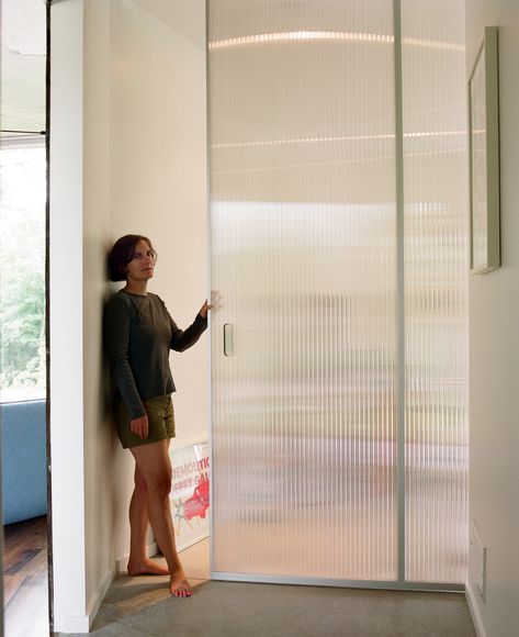 Pascal poses on the threshold of the living room, which can be closed off with a translucent pocket door, yet still take advantage of the light that pours in from all sides. Polycarbonate Panels, Glass Barn Doors, Door Glass Design, Grass Roots, Sliding Doors Interior, Modern Door, Interior Barn Doors, Barn Doors Sliding, Closet Bedroom