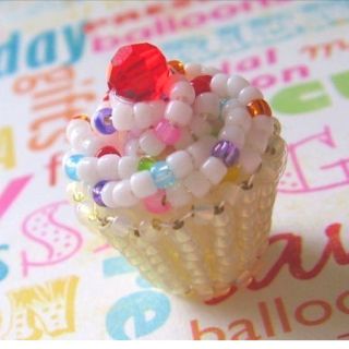 Beaded cucake Beaded Cupcake, Beaded Cake, Birthday Cake Tutorial, Cupcake Crafts, 일본 패션, Motifs Perler, Native Beadwork, Beaded Boxes, Birthday Cupcake