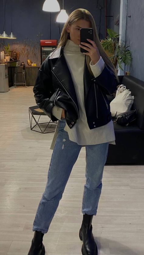 Leather Boots Outfit Women, Expensive Style Aesthetic, Leather Jacket And Sweater Outfit, Tree Lighting Outfit, Outfits Com Botas, 40 Degree Weather Outfit Winter, Sweater Office Outfits, Jean Skirt Winter Outfit, Fall Outfits Black Boots