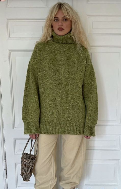 Knitted Sweaters Green, Colorful Wool Sweater, Green Top Winter Outfit, How To Style A Green Sweater, Lime Green Cardigan Outfit, Green Knitted Sweater Outfit, Green Sweater Outfit Fall, Beige Knit Sweater Outfit, Green Sweater Aesthetic