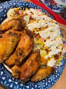 Ranch Wings Recipe, Mushroom And Swiss, Ranch Wings, Cheeseburger Casserole Recipe, Recipes On A Budget, Easy Home Recipes, Cheeseburger Casserole, Dried Thyme, Hot Wings