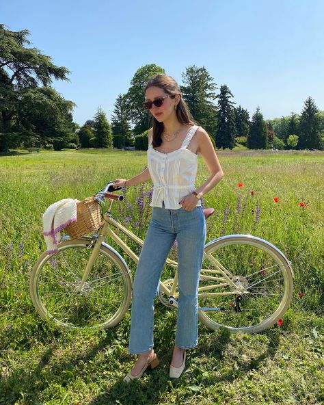 Marielle Haon on Instagram: “The simple things in life are often the best things in life À bicyclette avec @infinecycles Collaboration commerciale Produit offert” French Summer Fashion, French Girl Summer Style, French Summer Outfits, French Girl Summer, Paris Fashion Summer, Thrifting Inspiration, French Girl Outfits, French Wardrobe Basics, French Outfits