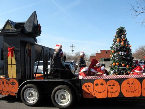 Halloween Parade Float, Christmas Parade Floats, Homecoming Floats, Holiday Parades, Homemade Halloween Decorations, Halloween Parade, Christmas Float, Parade Float, Christmas Parade