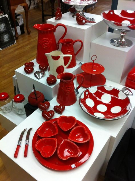 Crockery Designs, Beautiful Crockery, Fresh Home Decor, Assiette Design, Red Dinnerware, Red And White Kitchen, Crockery Design, Stylish Alphabets, Romantic Room