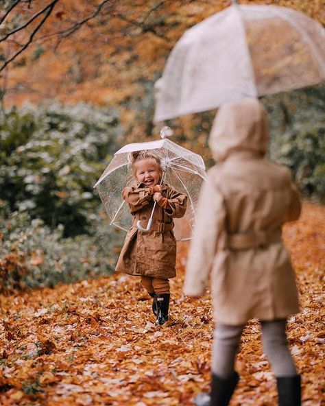 Rainy Photoshoot, Baby Couch, Fall Photoshoot Ideas, Portret Feminin, Fall Shoot, Amber Fillerup Clark, Fall Portraits, Amber Fillerup, Pouring Rain