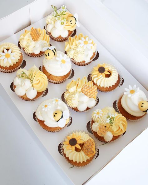 Matching normal and mini cupcakes to go with the cute cake 🐝🌻 | Instagram What Will It Bee Cupcakes, Bee Birthday Cupcakes, Bride To Bee Cupcakes, Honey Bee Cupcakes Ideas, First Bee Day Cupcakes, Bumble Bee Cupcakes Ideas, Honey Bee Cupcakes, Summer Cupcakes Decoration, Bee Day Cupcakes